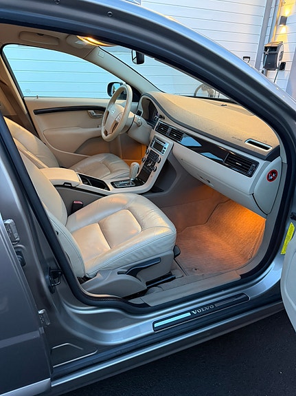 Volvo V70 8 of 14