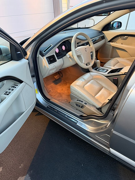Volvo V70 7 of 14