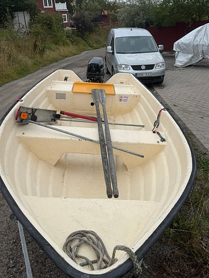 Roddbåt med motor 4 of 5