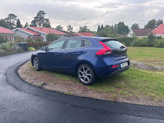 Volvo V40 2 of 7