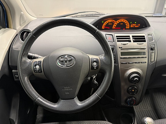 Toyota Yaris 15 of 19