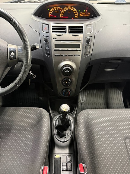 Toyota Yaris 14 of 19
