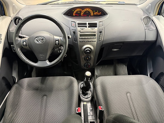 Toyota Yaris 13 of 19