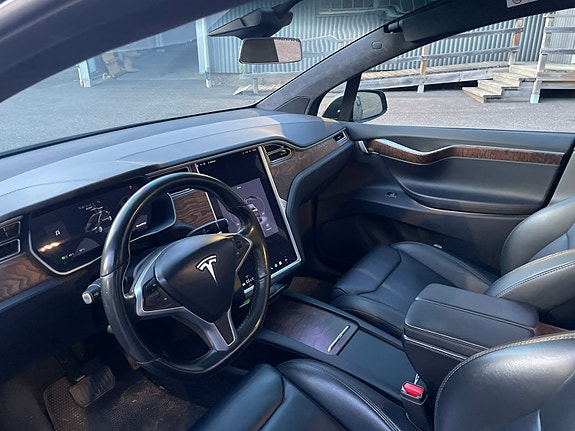 Tesla Model X 7 of 10