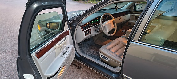 Cadillac Deville 5 of 14