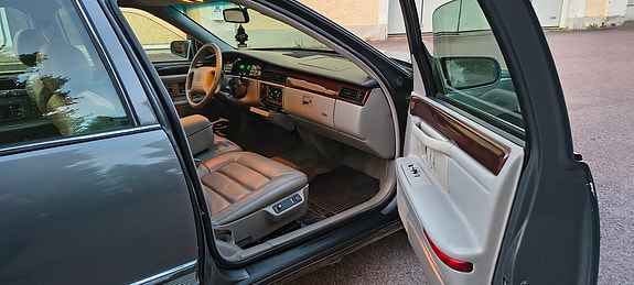 Cadillac Deville 8 of 14