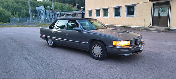 Cadillac Deville 4 of 14