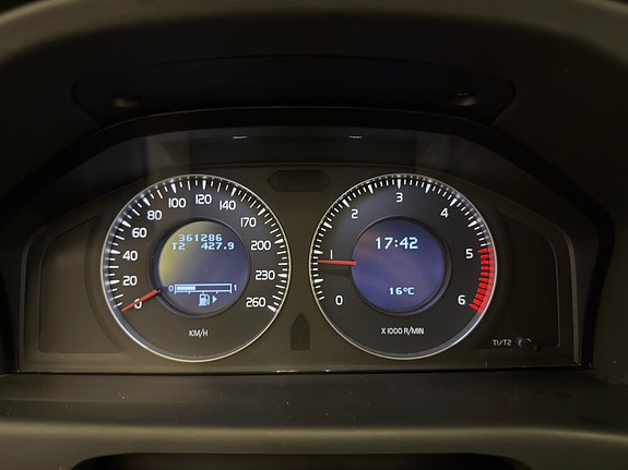 Volvo V70 12 of 27