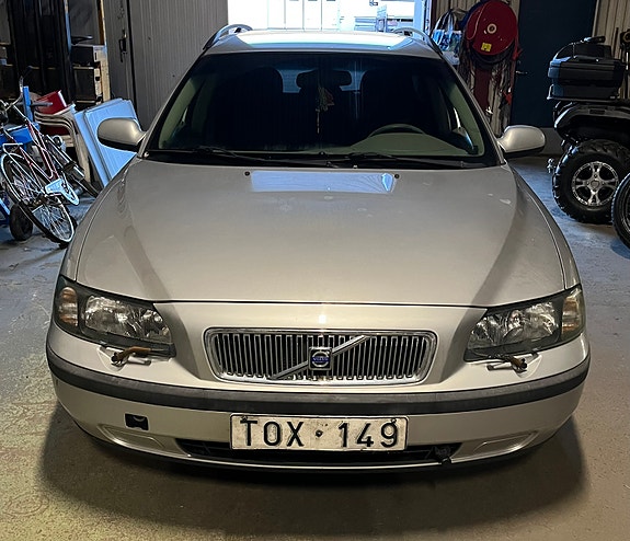 Volvo V70 2 of 5