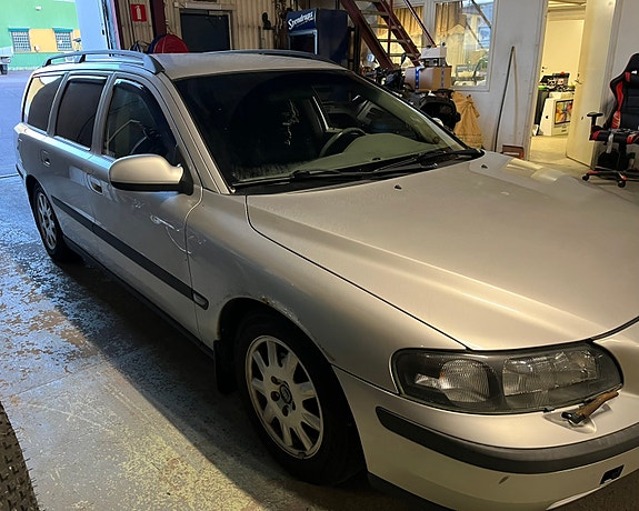 Volvo V70 3 of 5