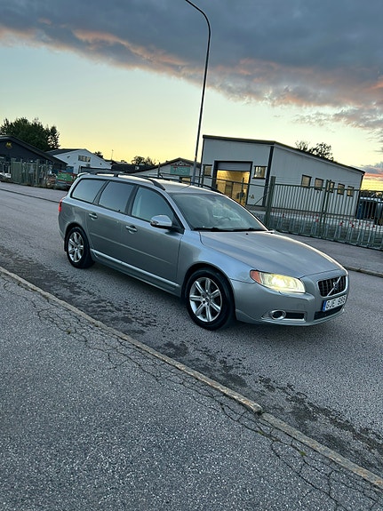 Volvo V70 2 of 14