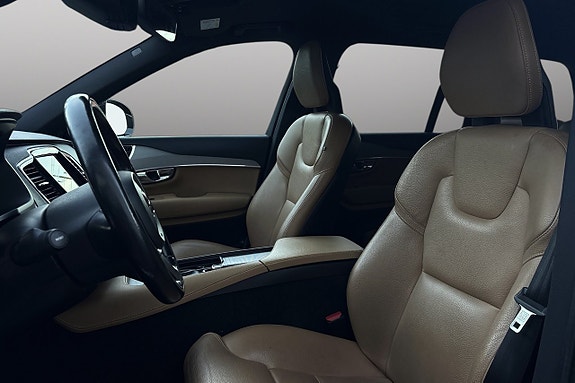 Volvo XC90 10 of 30