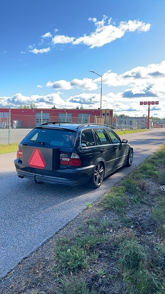 BMW 320i 2 of 11