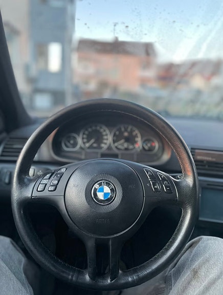 BMW 320i 10 of 11