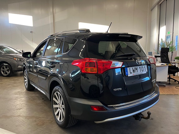 Toyota RAV4 4 of 9