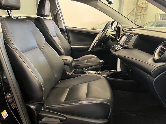Toyota RAV4 8 of 9