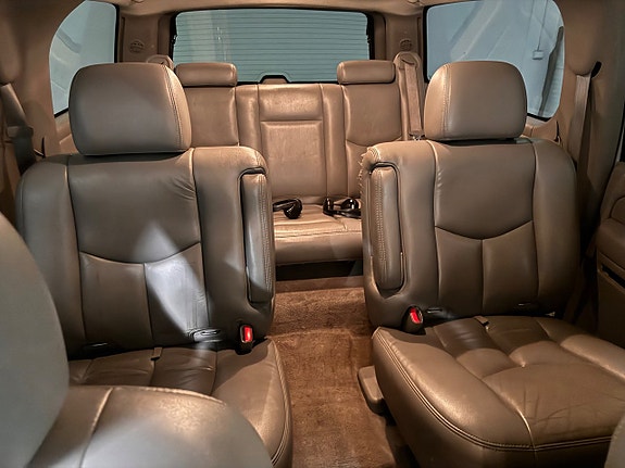 Chevrolet Suburban 23 of 25
