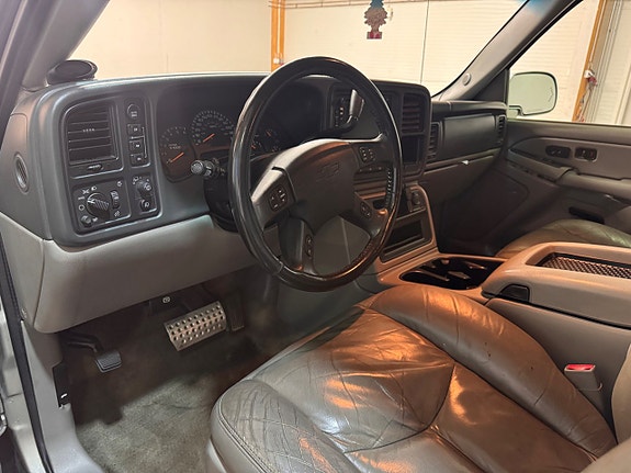 Chevrolet Suburban 6 of 25
