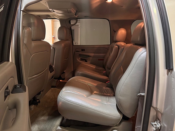 Chevrolet Suburban 14 of 25
