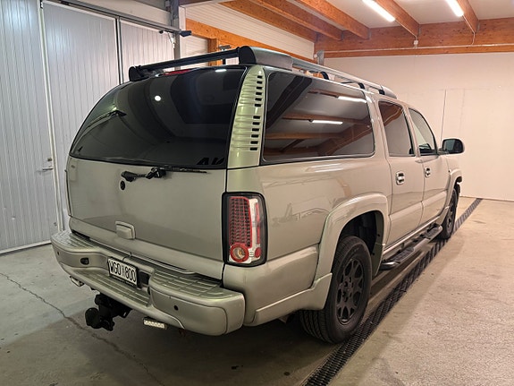 Chevrolet Suburban 18 of 25