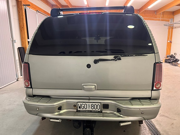 Chevrolet Suburban 19 of 25