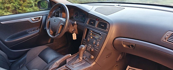 Volvo V70 16 of 25