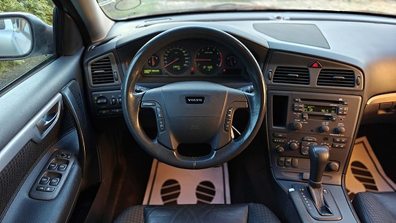 Volvo V70 8 of 25