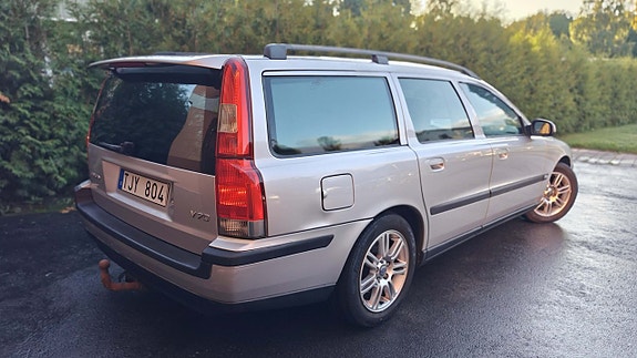 Volvo V70 2 of 25