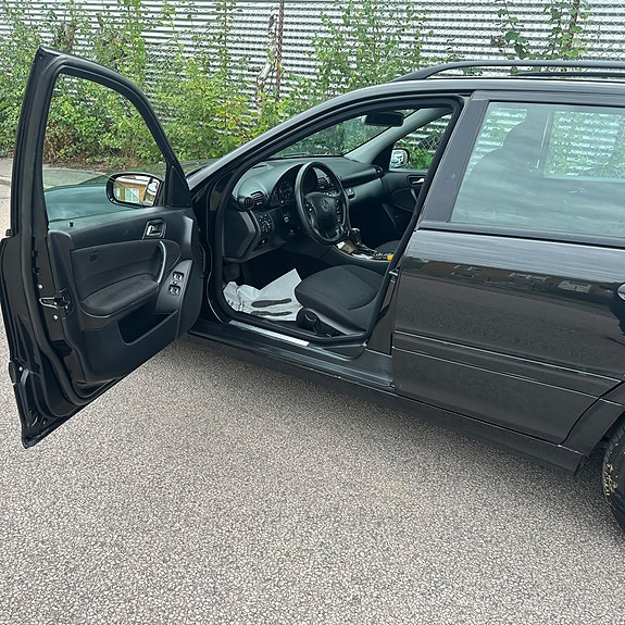 Mercedes-Benz C180 3 of 6
