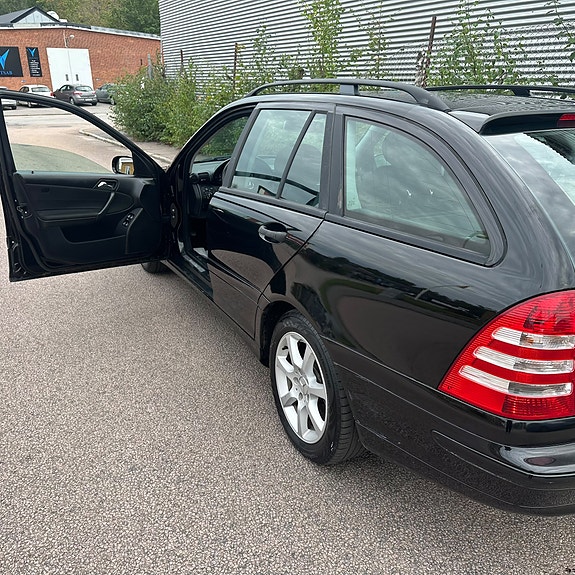 Mercedes-Benz C180 4 of 6