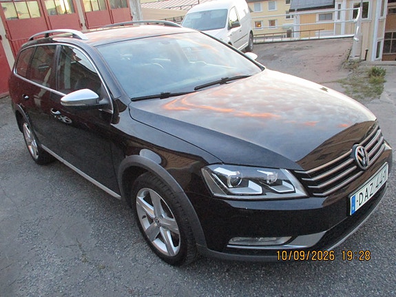 Volkswagen Passat Alltrack 2 of 11