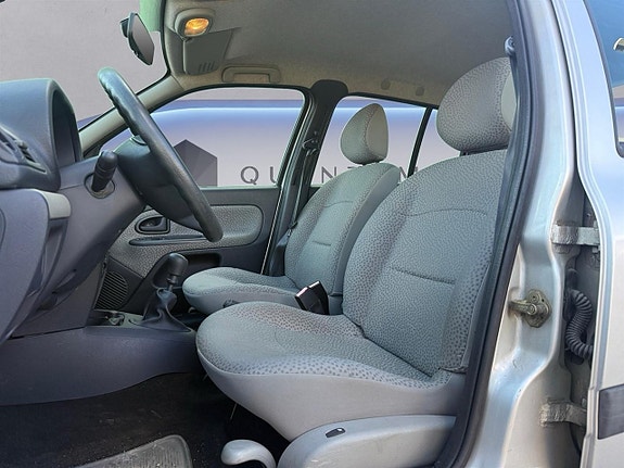 Renault Clio 11 of 19