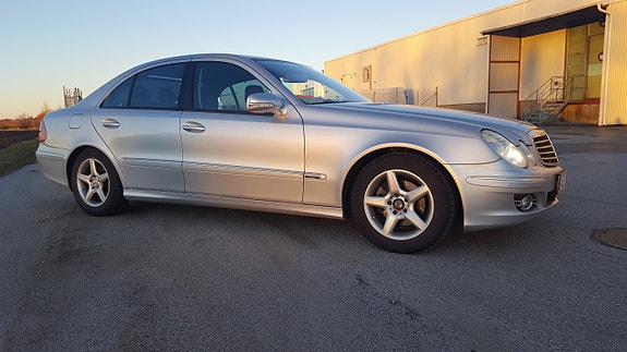 Mercedes-Benz E280 2 of 9