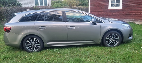 Toyota Avensis 8 of 12