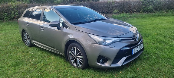 Toyota Avensis 2 of 12