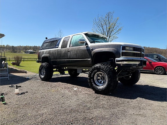 Chevrolet Silverado 2500 2 of 12