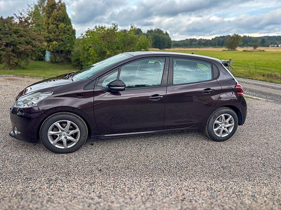 Peugeot 208 2 of 7