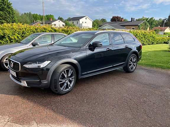Volvo V90 Cross Country 2 of 7
