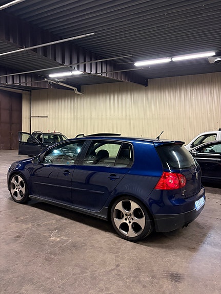 Volkswagen Golf V 2 of 6