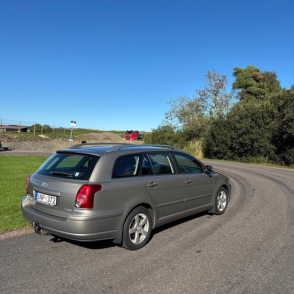 Toyota Avensis 2 of 11