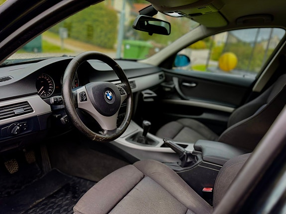 BMW 320i 11 of 19