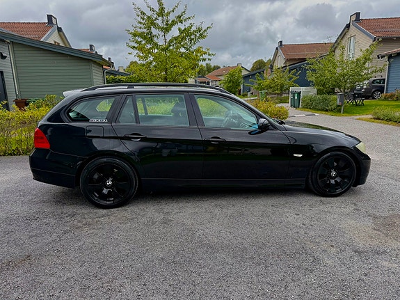 BMW 320i 2 of 19