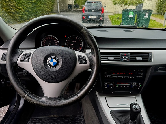 BMW 320i 8 of 19