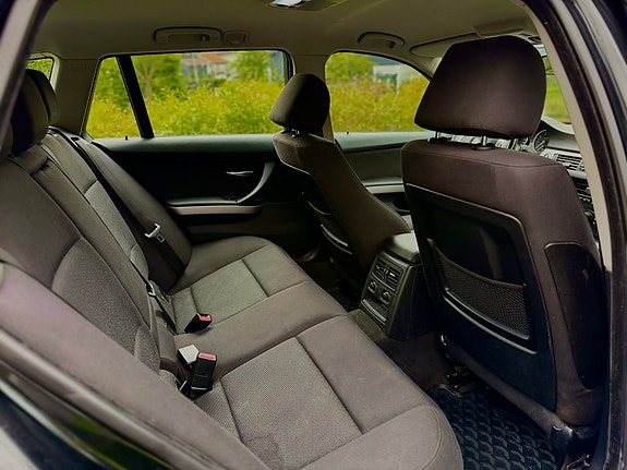 BMW 320i 14 of 19