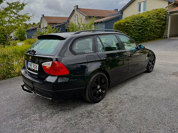 BMW 320i 3 of 19