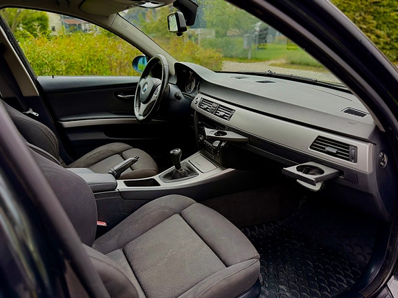 BMW 320i 12 of 19