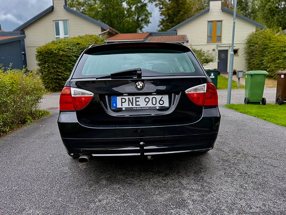 BMW 320i 4 of 19