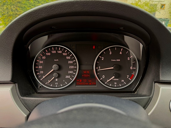BMW 320i 9 of 19