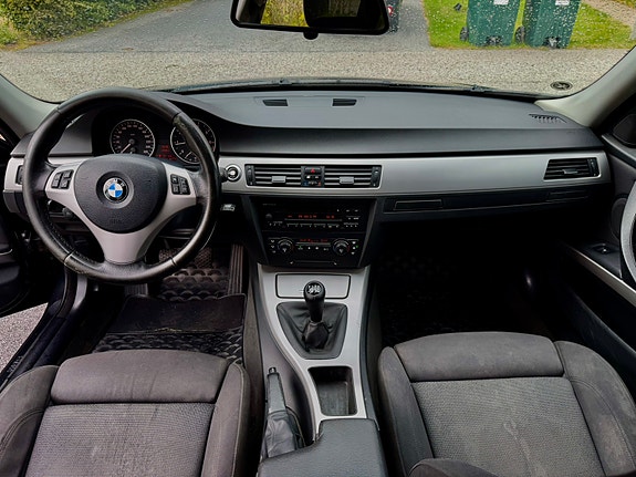 BMW 320i 7 of 19