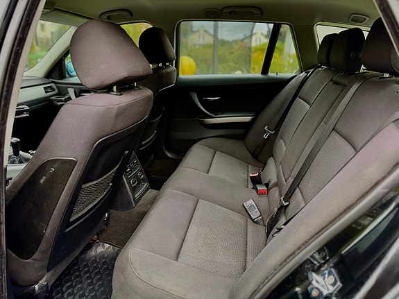 BMW 320i 13 of 19